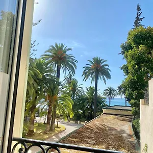 https://le-regina-vue-mer-plein-centre-unique.fr-provencehotel.com